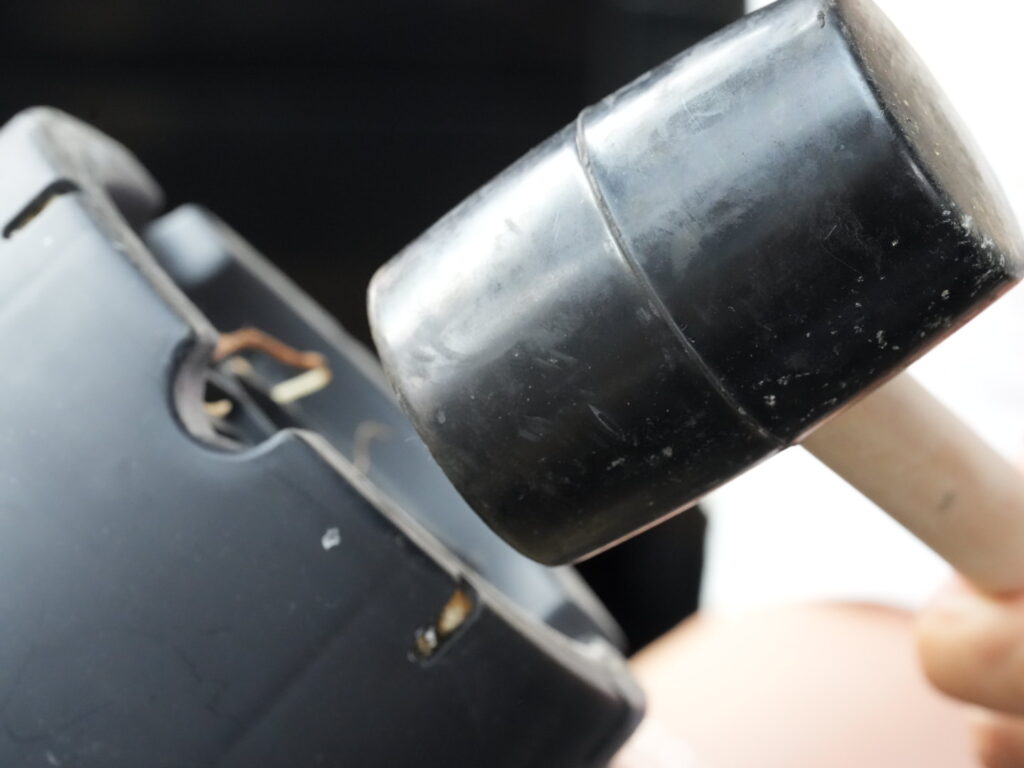 ゴムハンマーで叩いて鉢から抜く